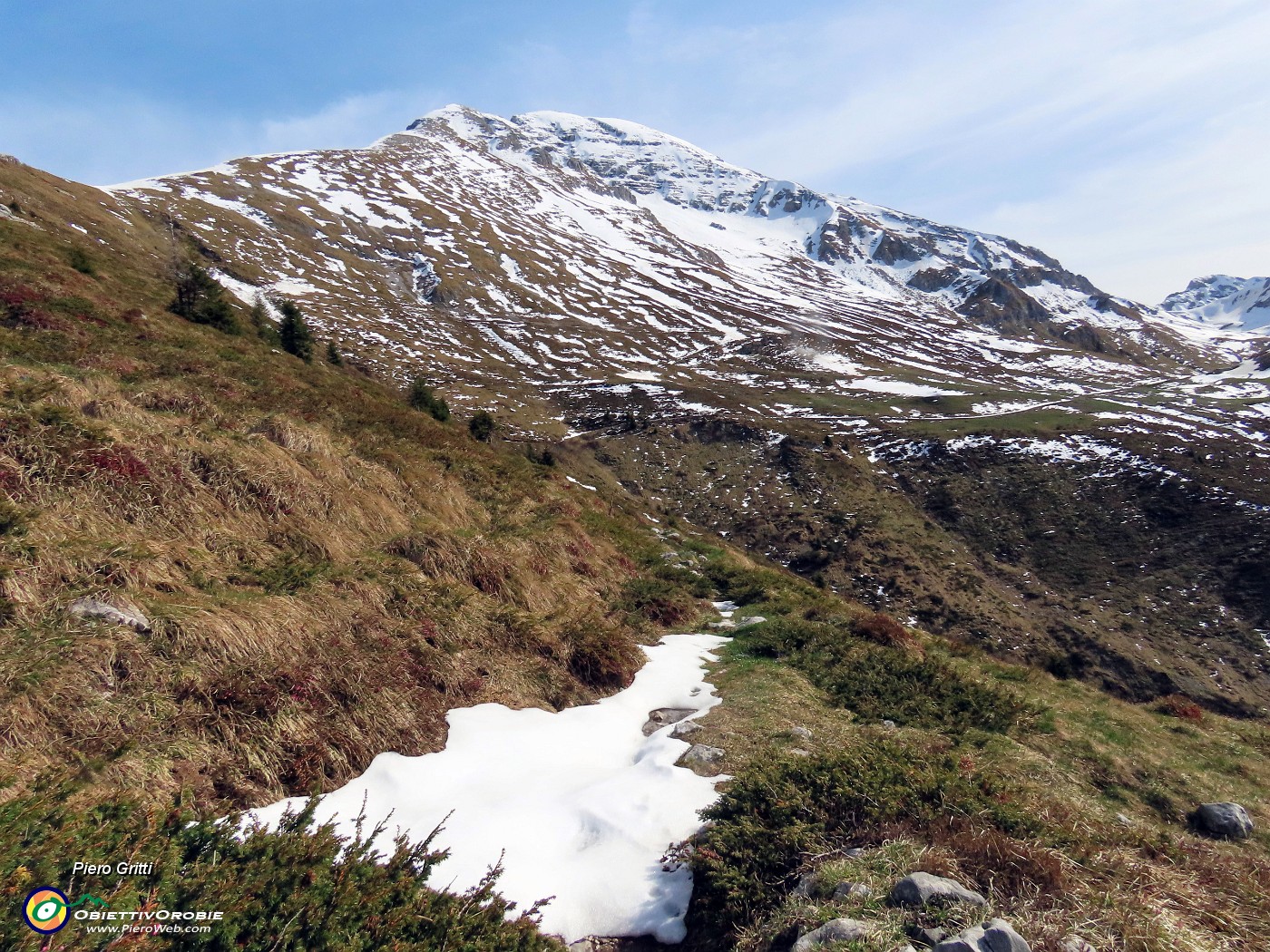 25 Sto percorrendo il sent. 237, a tratti neve in scioglimento.JPG